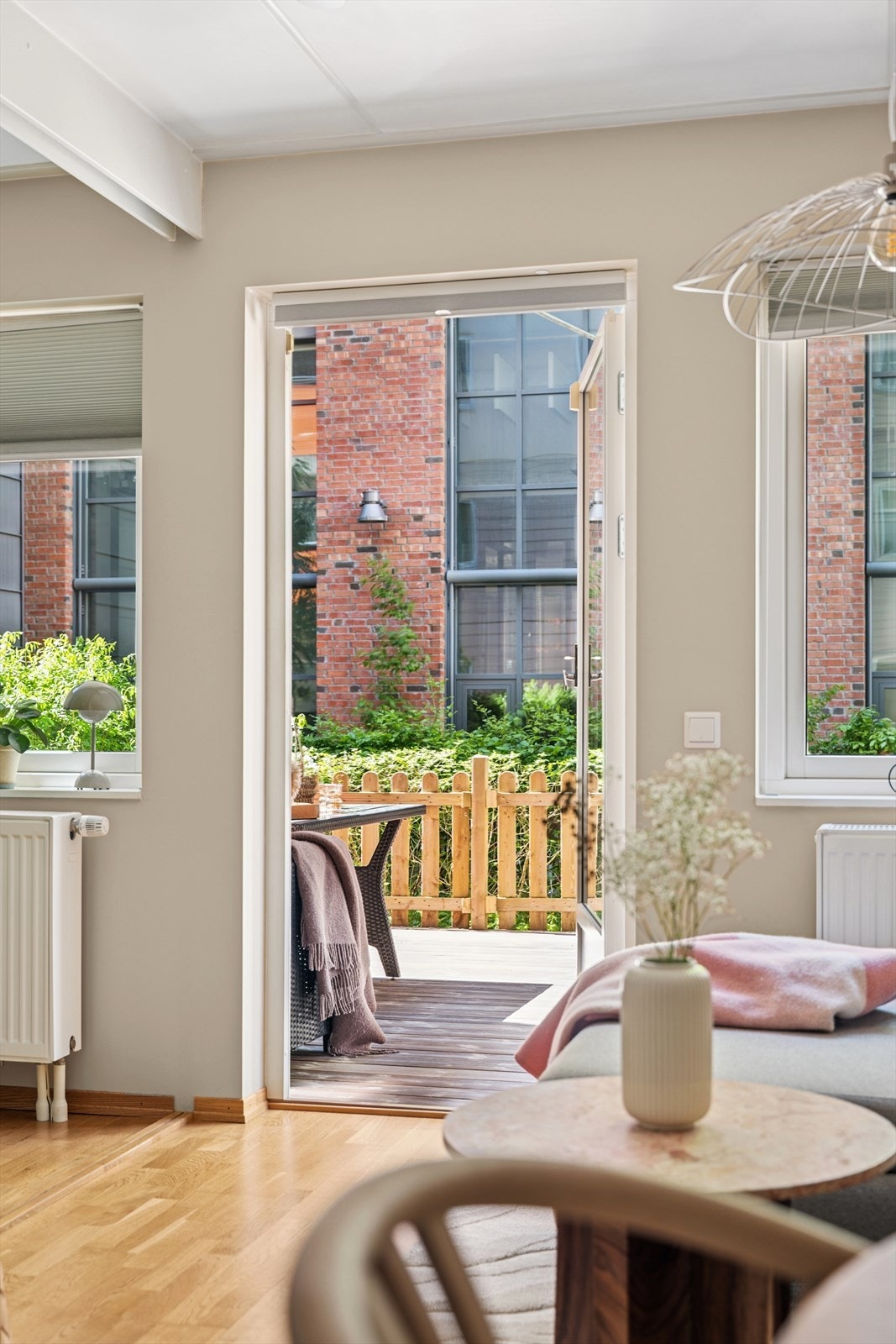 Markterrassen fungerer som en fin forlengelse av stuen på vår- og sommerstid Galleribilde