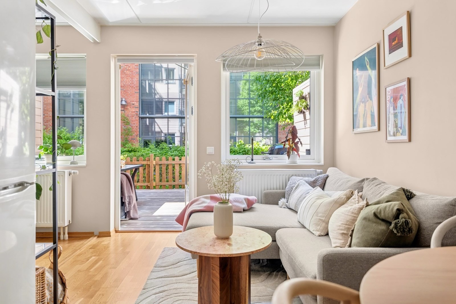 Meget lys og innbydende stue med adkomst til markterrassen Galleribilde