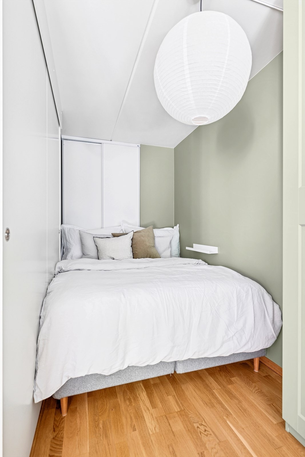 På soverommet er det integrert garderobeskap (bak sengen) Galleribilde