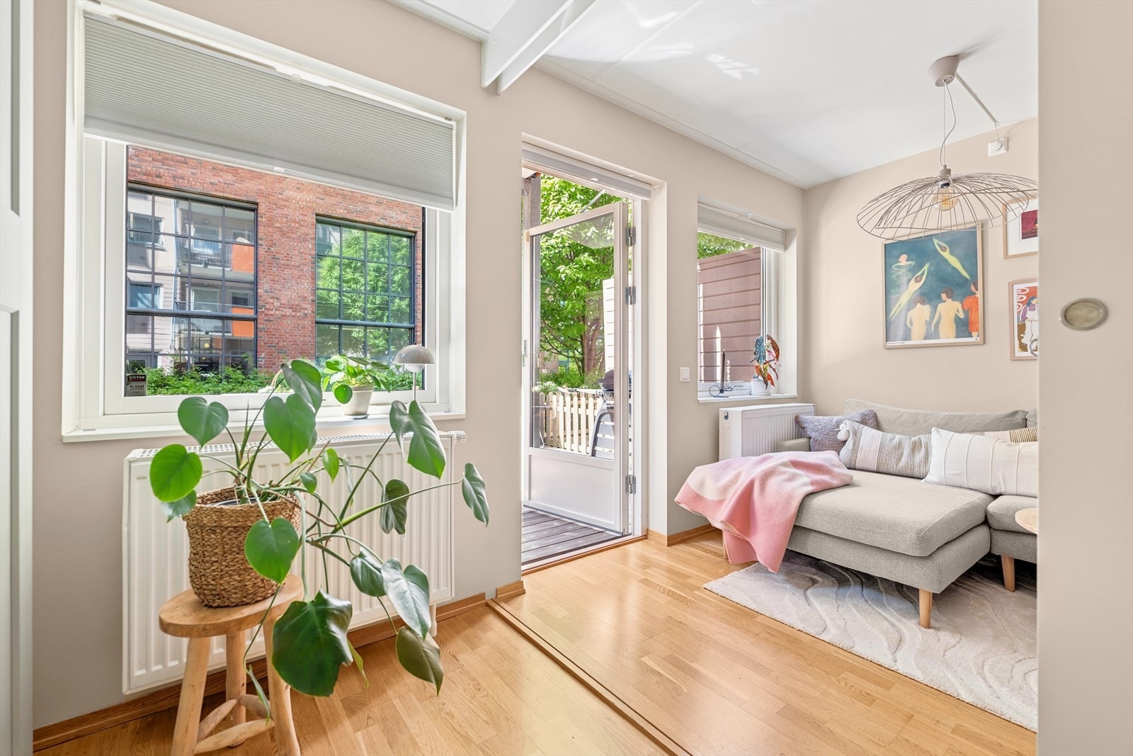 Leiligheten er malt i et moderne fargevalg, og sammen med de store vindusflatene skaper dette en harmonisk og lun atmosfære Galleribilde