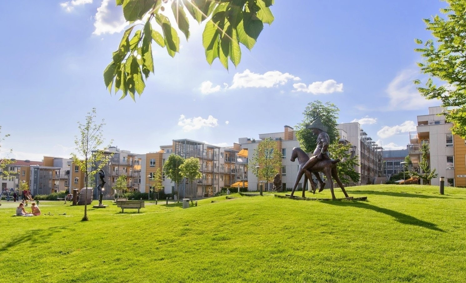 Familievennlige Lørenparken med aktiviteter for barna og egen skøytebane om vinteren Galleribilde