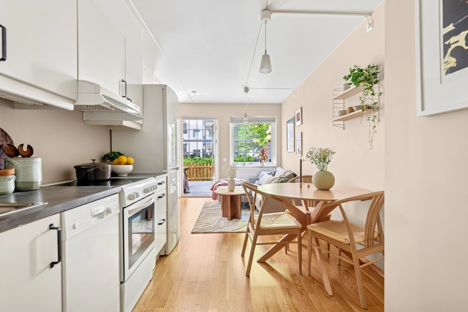 Den åpne løsningen mellom stue og kjøkken gjør dette til et meget sosialt og hyggelig oppholdsrom Galleribilde