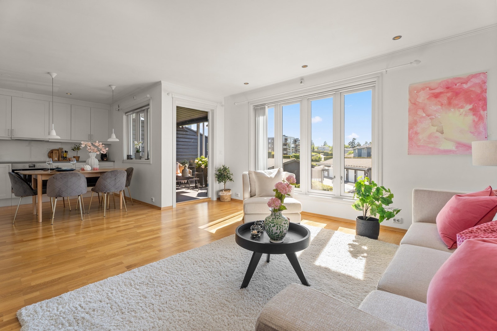 Fra stuen er det utgang til sydvestvendt, overbygget balkong på ca. 10m² Galleribilde