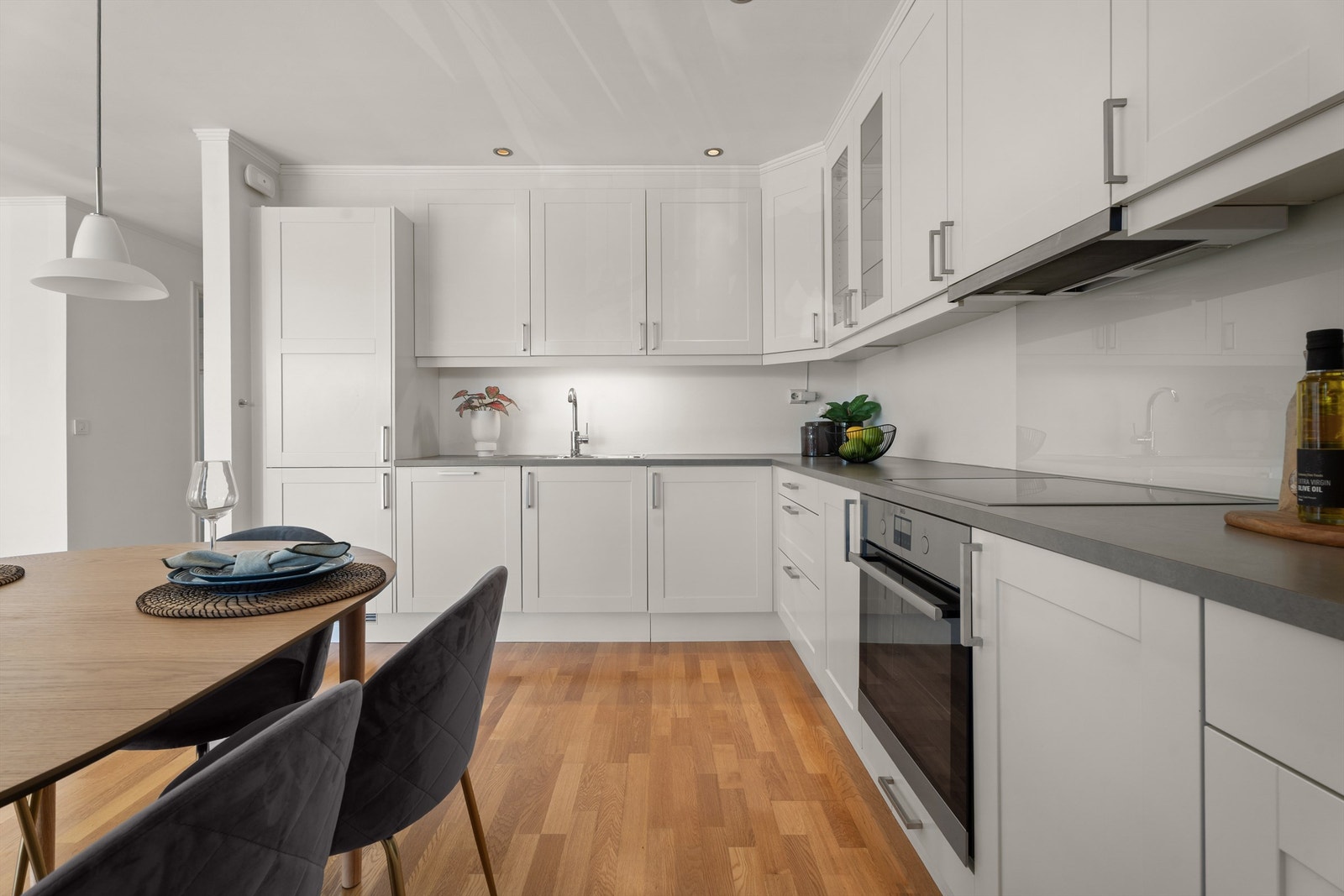 Integrerte hvitevarer som stekeovn(2023), platetopp(2023), oppvaskmaskin og kjøleskap med frysedel - Alle hvitevarer medfølger Galleribilde