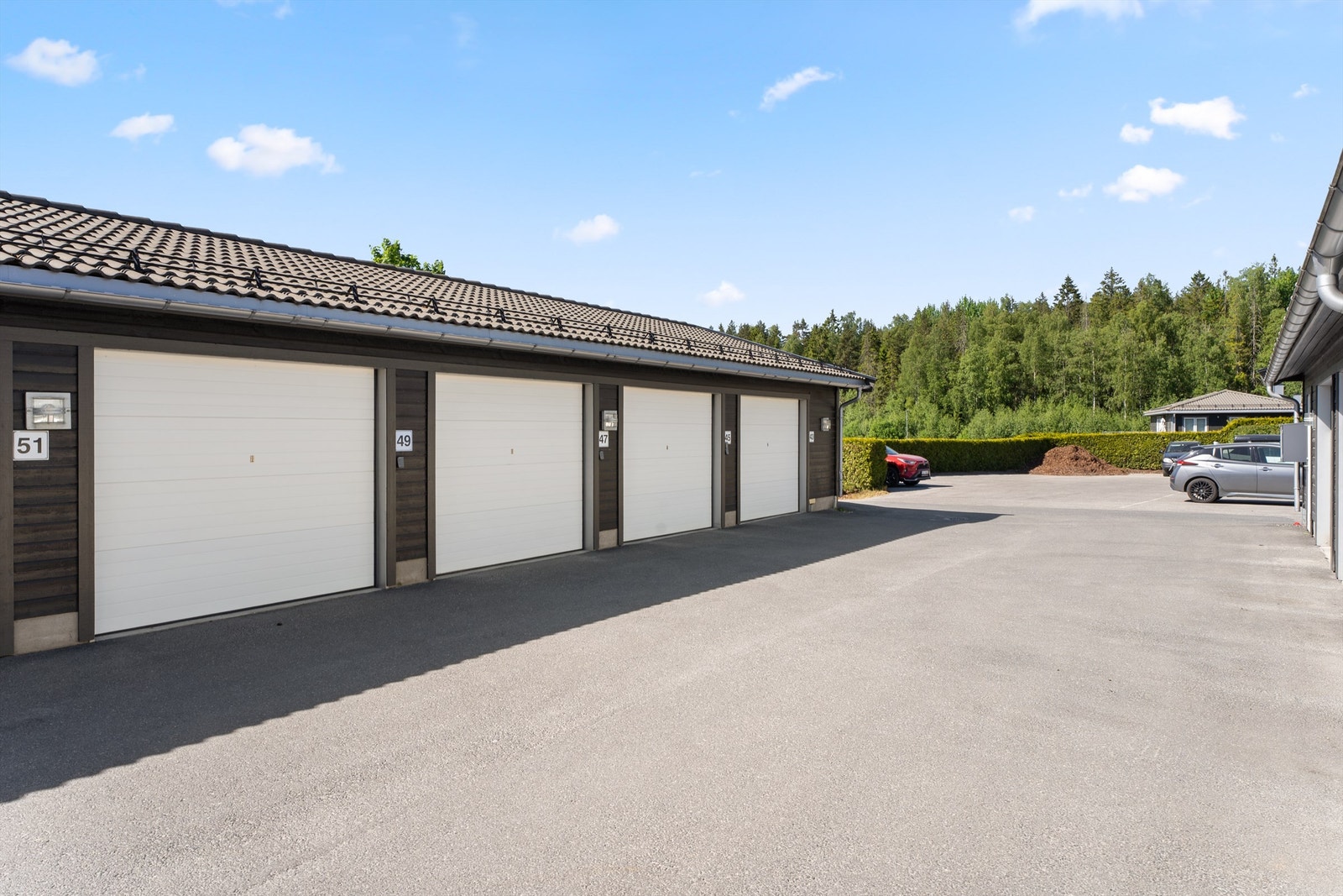 Hver boenhet disponerer en garasjeplass (nr. 49 for denne enheten) og en biloppstillingsplass på p-plassen. Resterende plasser er til bruk for sameiets gjester. Galleribilde
