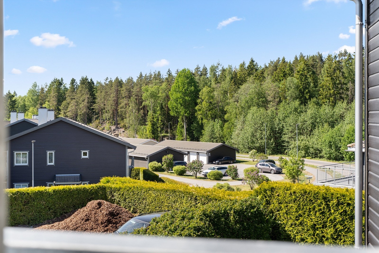 Med flott utsyn mot naturgrønne omgivelser og nabolaget! Galleribilde
