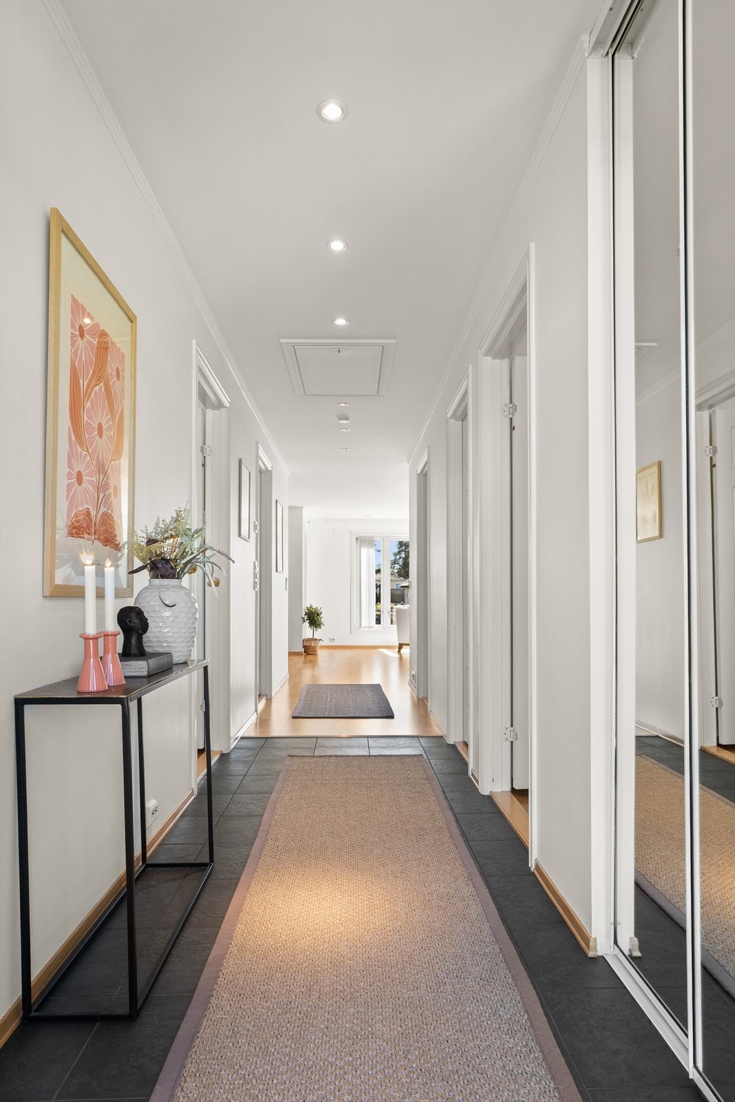 Entré/gang - plassbygget skyvedørsgarderobe og downlights i himling. Adkomst til stort loft via luke - Kaldtloftet med ekstra god lagringsplass og gulvareal på ca. 25 m² Galleribilde
