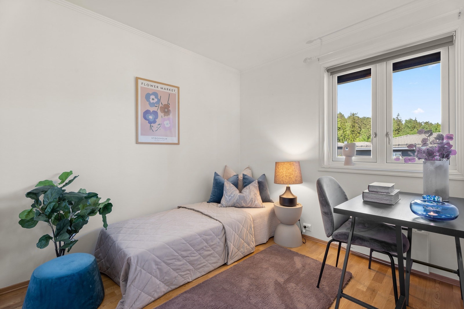 God plass til seng og pult Galleribilde