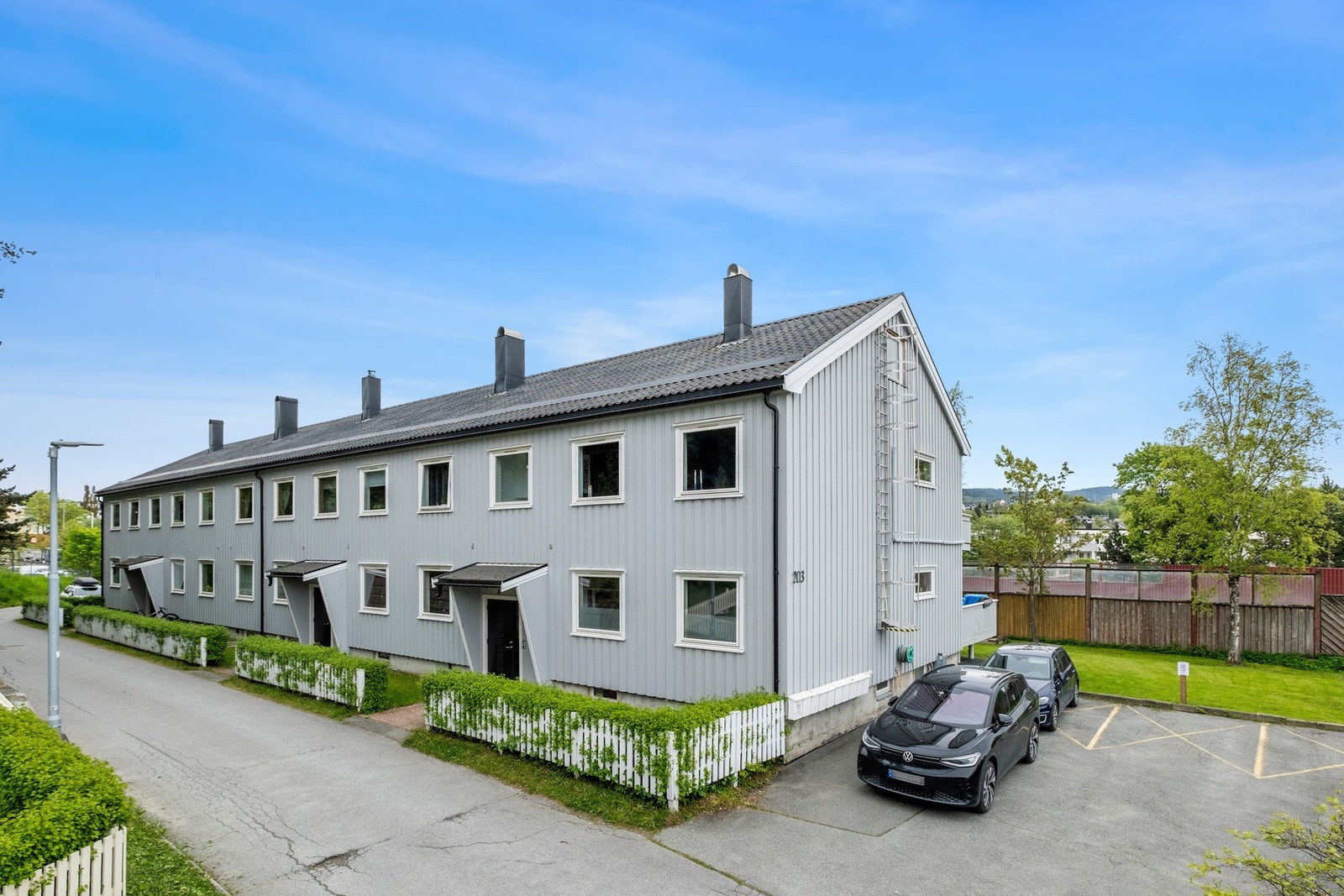 Det medfølger en parkeringsplass til hver leilighet Galleribilde