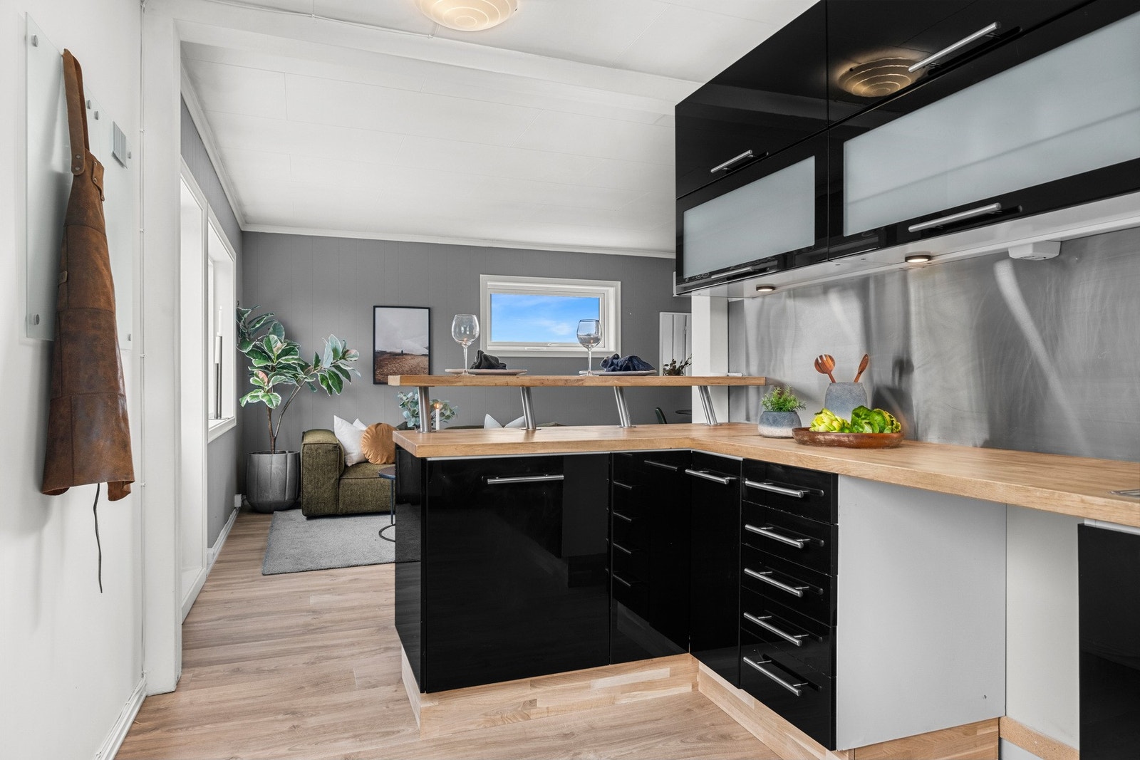 Flott kjøkken med delvis åpen forbindelse mot stueområdet og stilig barløsning Galleribilde