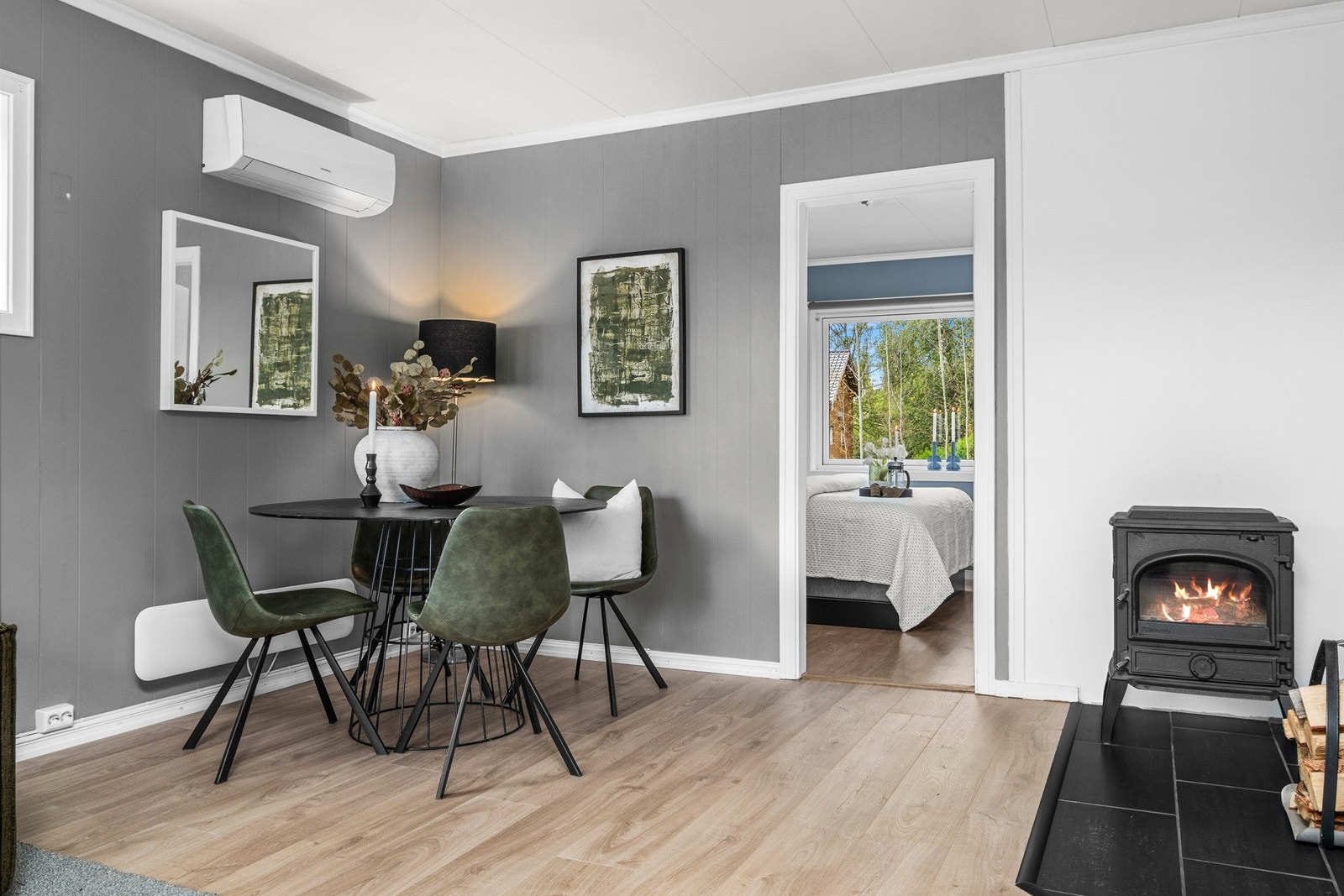 Vedovn i stuen gir en lun og hyggelig atmosfære i boligen. Leiligheten har også varmepumpe som oppvarmingskilde Galleribilde