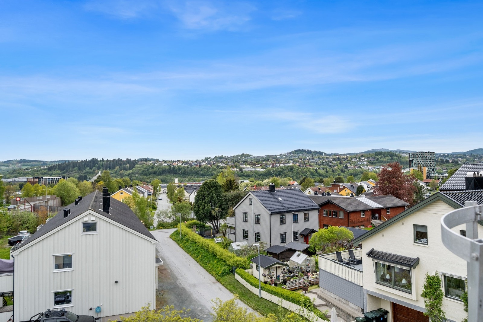 Fra terrassen får du god utsikt over nærområdet Galleribilde