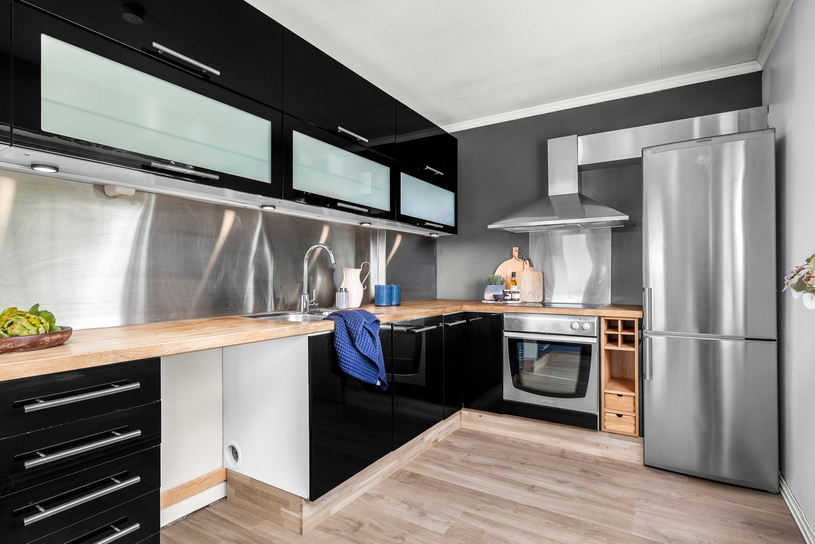 Kjøkkenet måler 10,1 kvm og har rikelig med benk- og lagringsplass Galleribilde