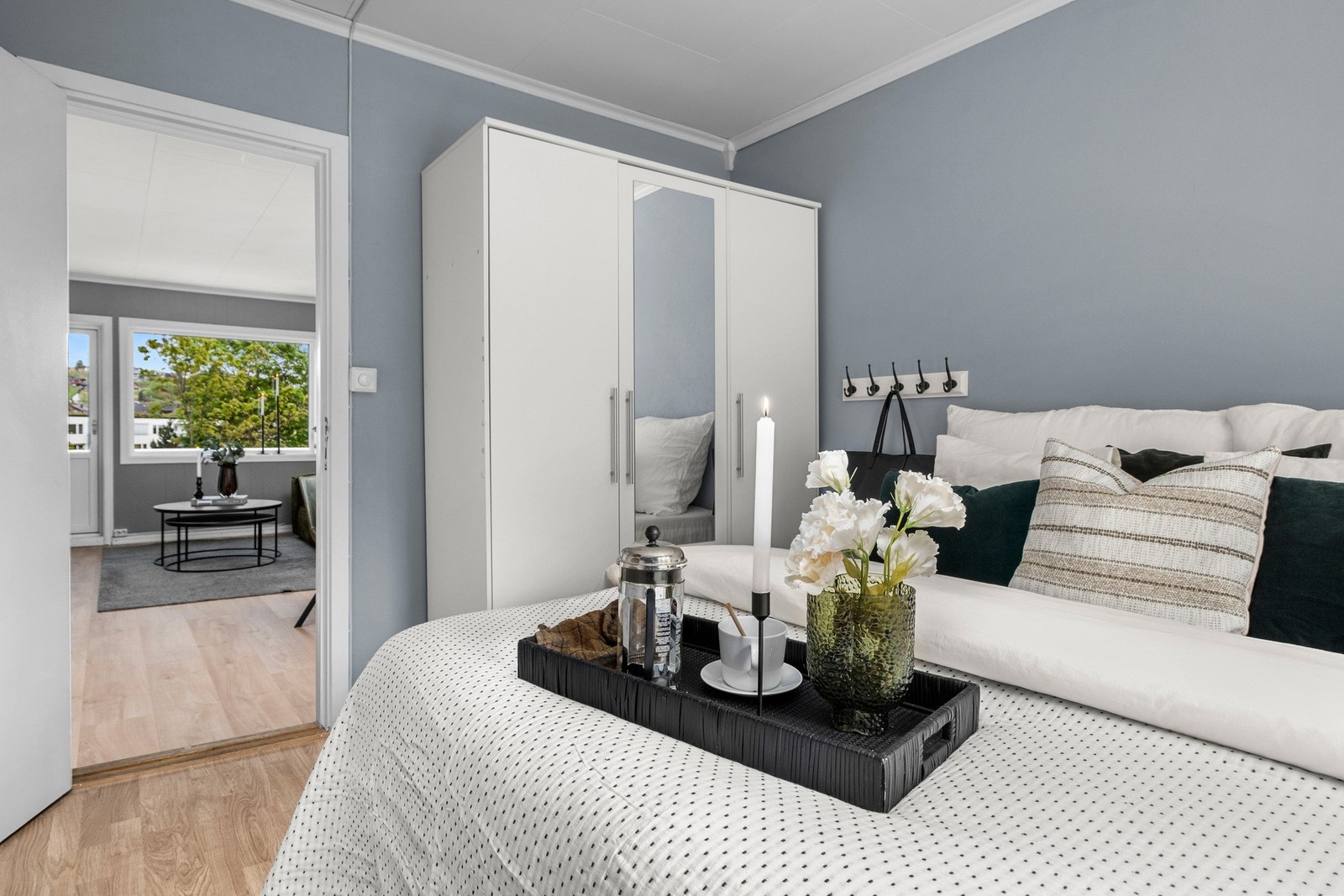 Her er det god plass til både dobbeltseng, nattbord, garderobeskap m.m Galleribilde