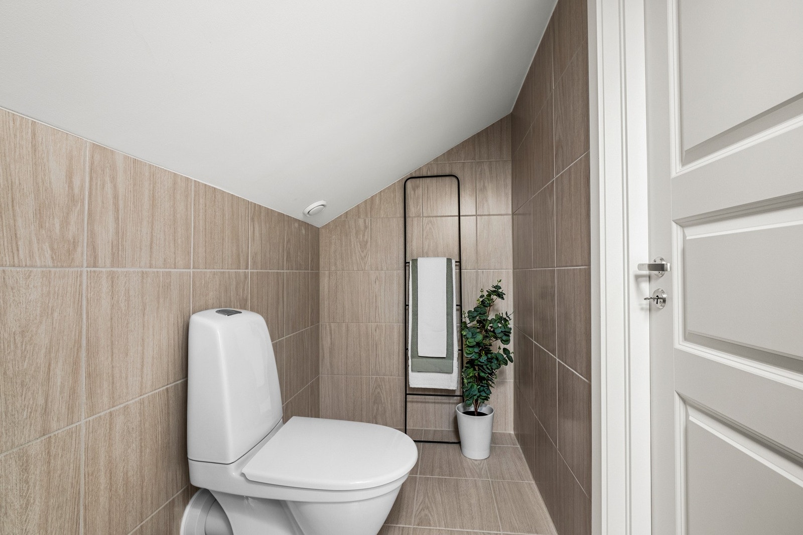 Flott praktisk toalett i loftetasjen Galleribilde