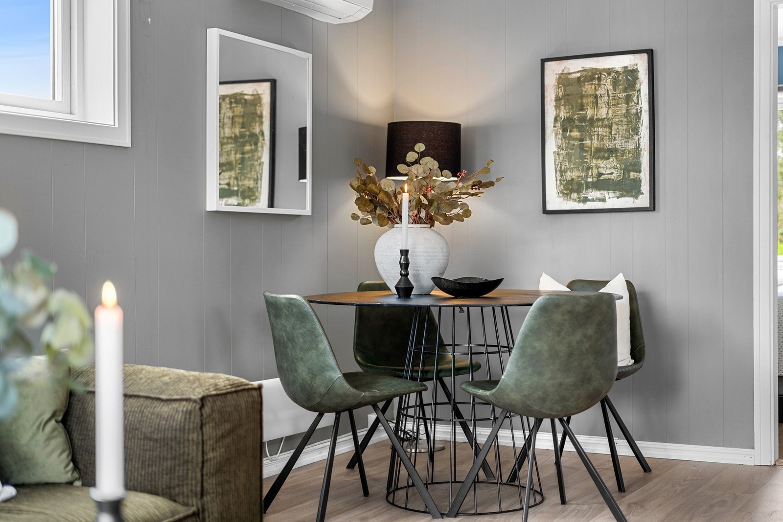 Spisestuen finner sin naturlige plassering i forlengelsen av rommet Galleribilde