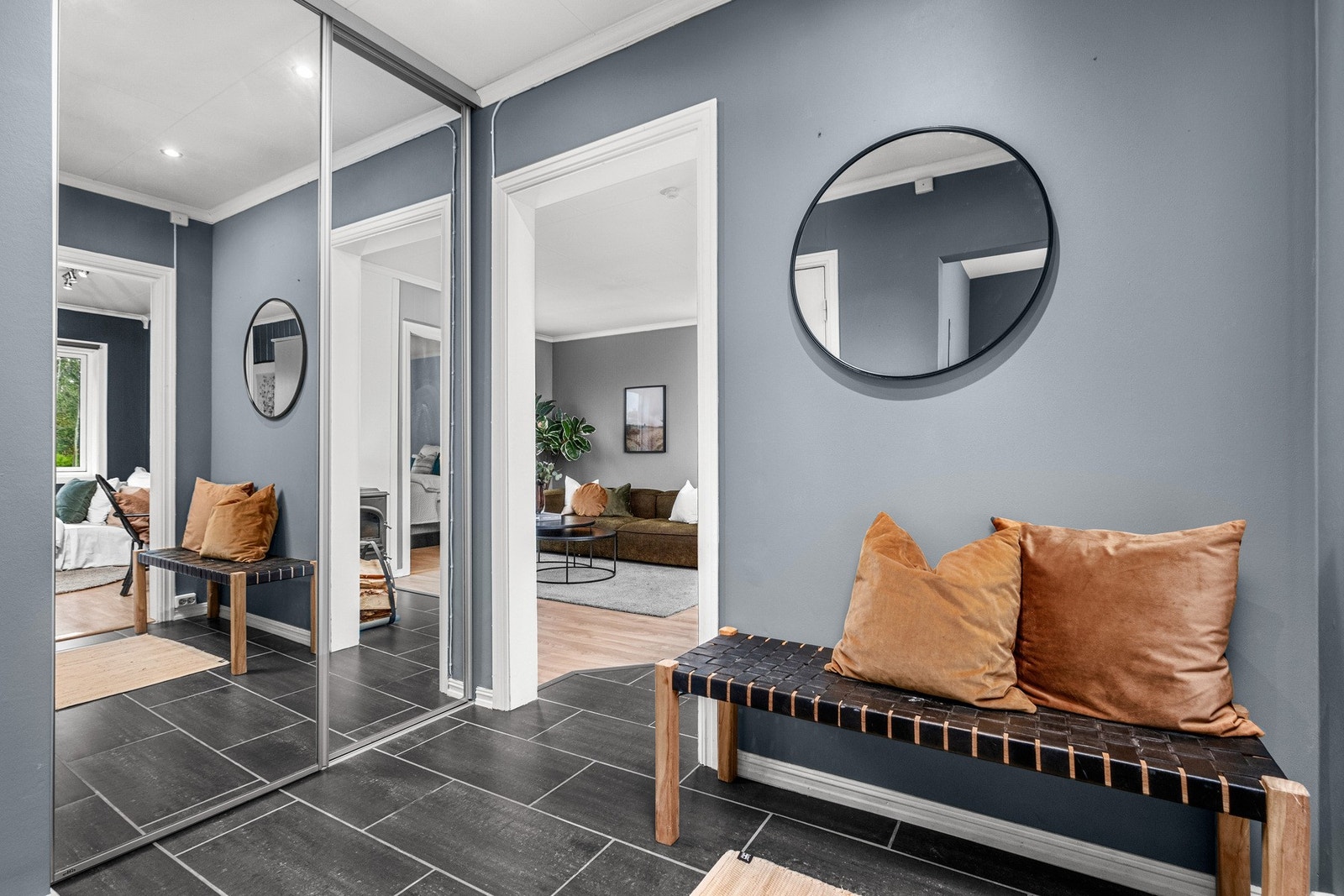 Innbydende entrè med innebygd garderobeskap. Her er det god plass til å henge fra seg sko og yttertøy Galleribilde