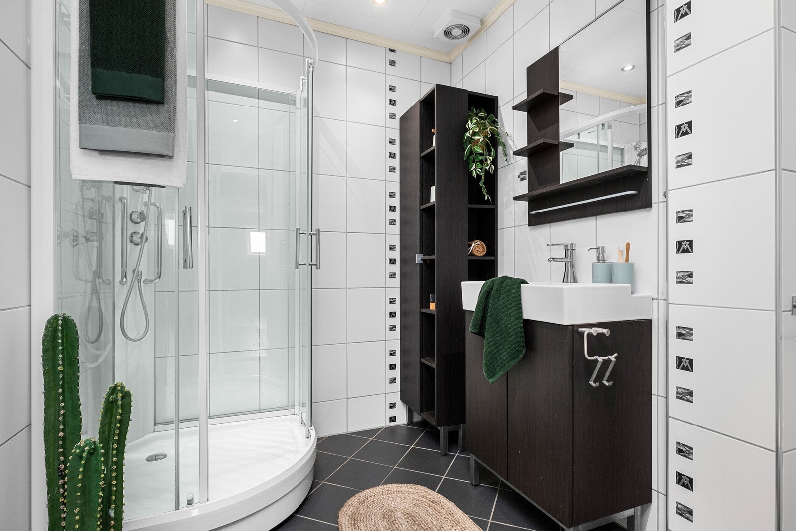 Pent flislagt bad med varme i gulv Galleribilde