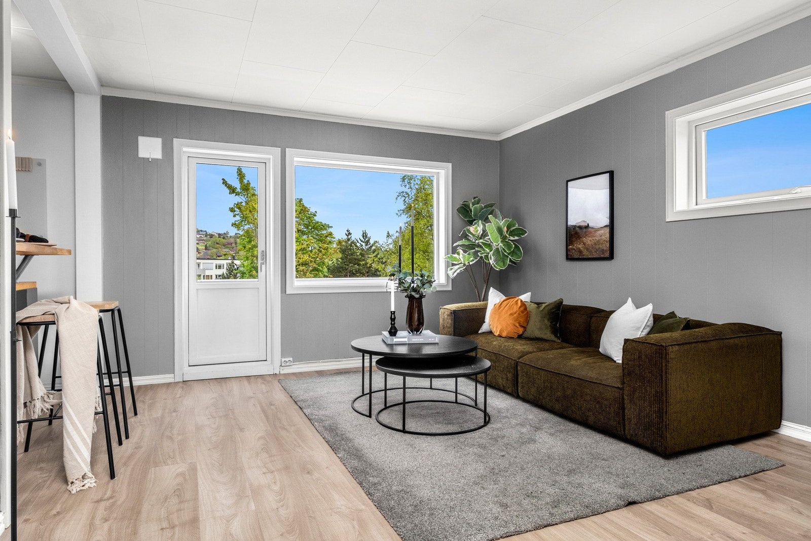 Pen og romslig stue som måler 21,8 kvm, som gir god plass til ønsket møblement Galleribilde