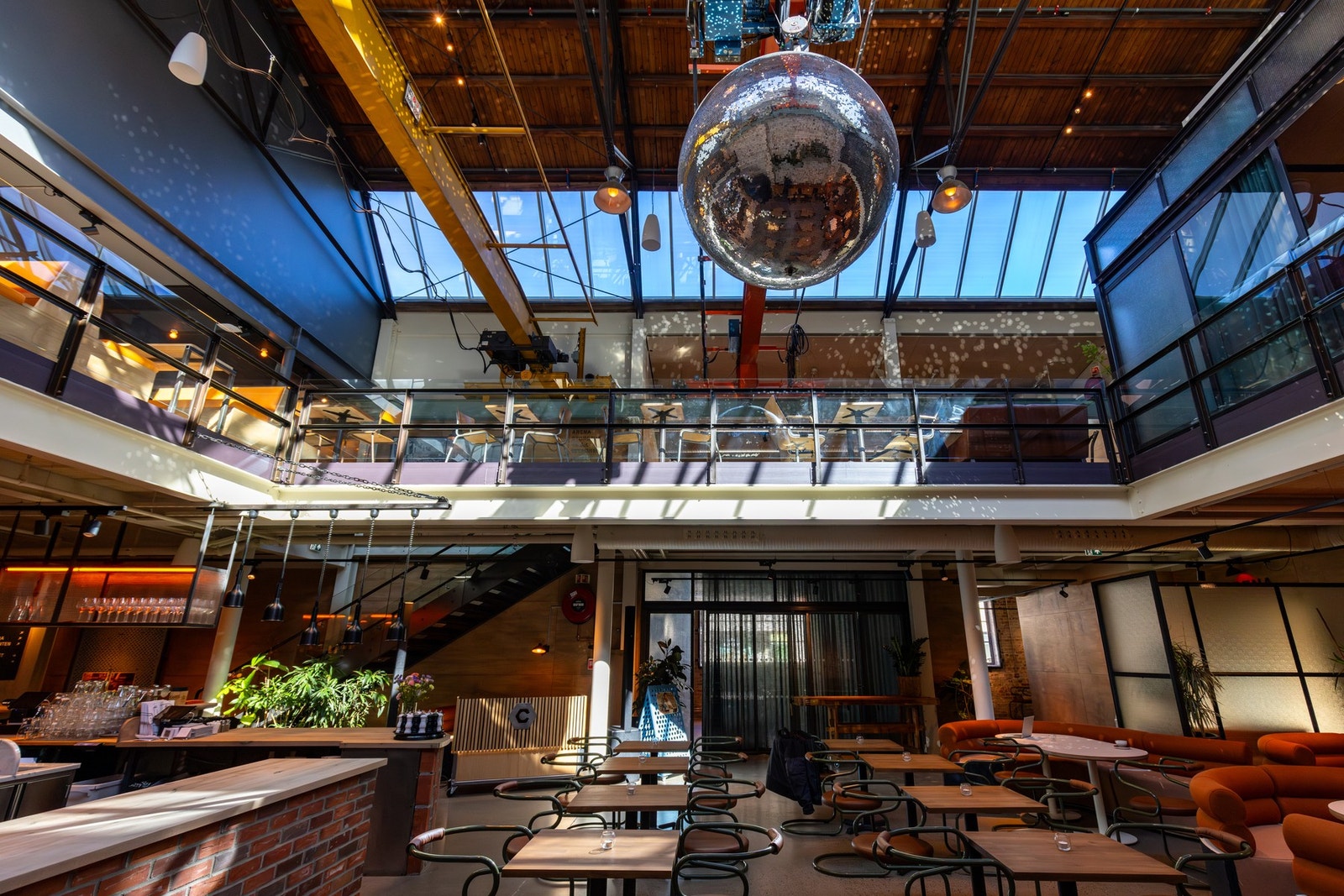 Populære Carls er et kjærkomment sosialt samlingspunkt for området og som ligger rett ved denne boligen. Galleribilde