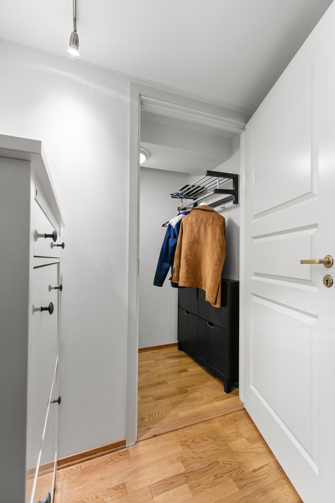 Praktisk innvendig bod i tilknytning til entréen. Galleribilde