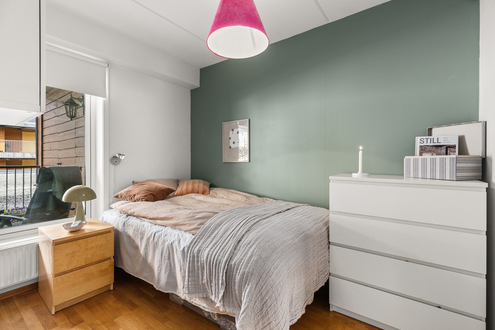 Soverom nr. 2 ligger vendt ut mot balkongen. Her har man god plass til seng og øvrig soveromsmøblement. Galleribilde