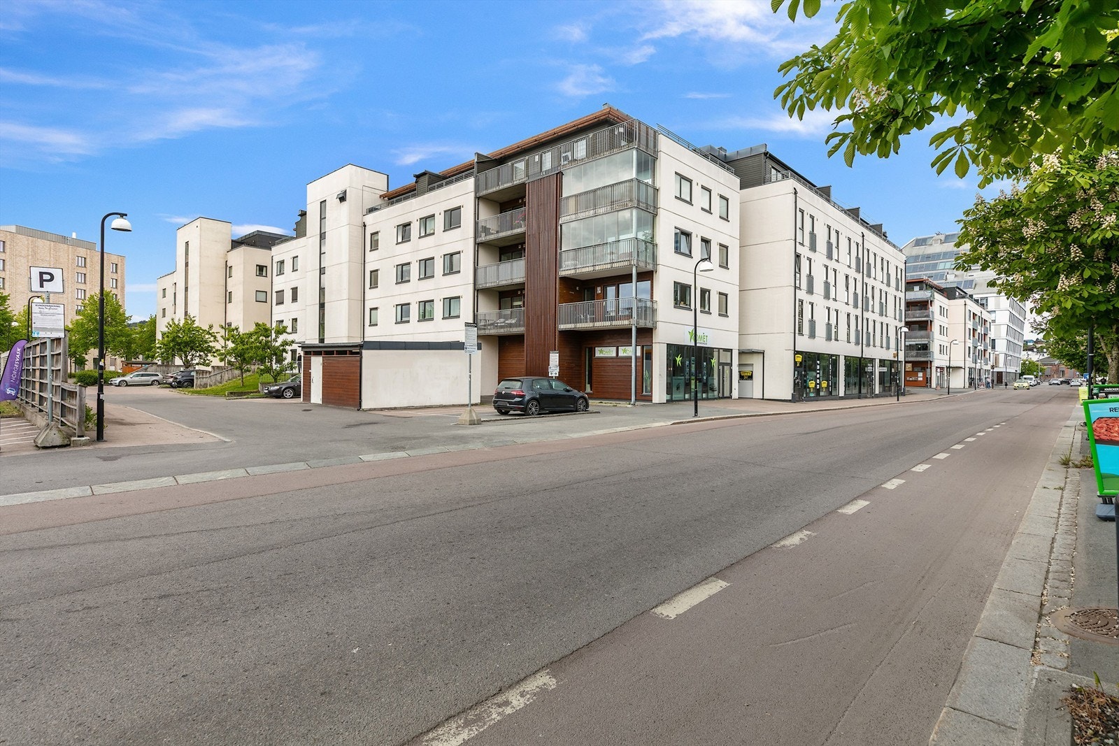 Fra leiligheten er det gangavstand til alle byens fasiliteter - kun 2 min gang til tog/buss. Galleribilde