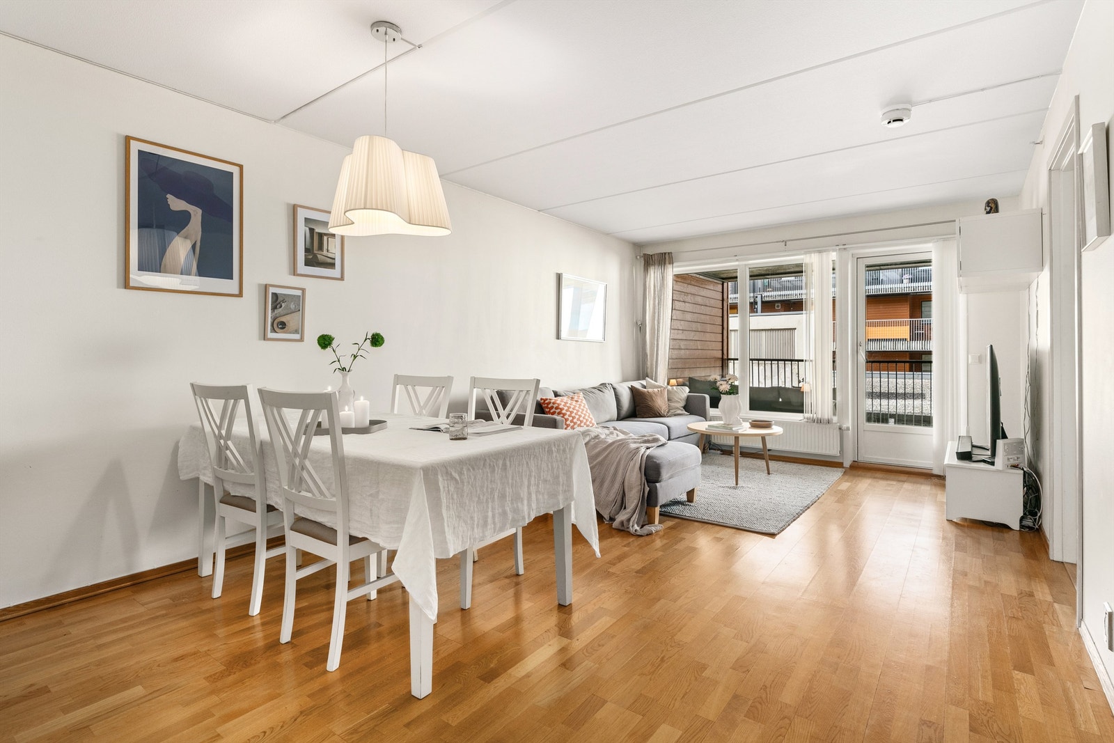 I stuen har du god plass til et hyggelig spisebord, samt sofa og tv-møblement, og det kommer inn godt med naturlig lys fra de store vindusflatene. Galleribilde