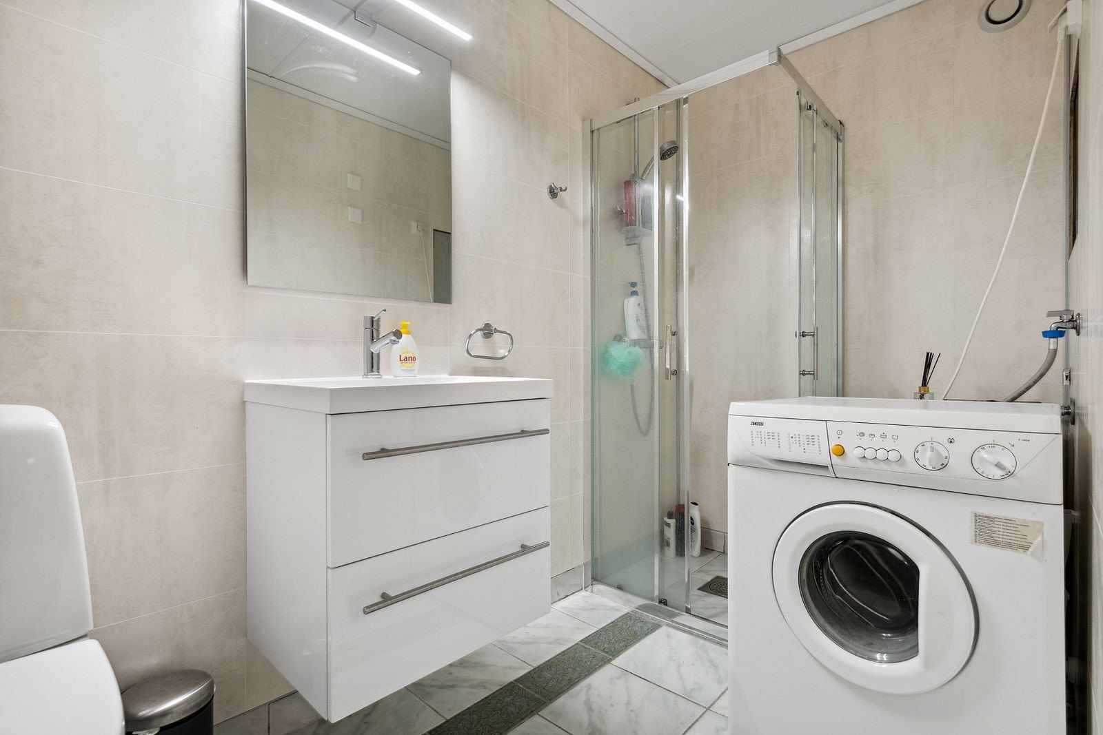 Bad med vaskemaskin, dusj og fliser Galleribilde