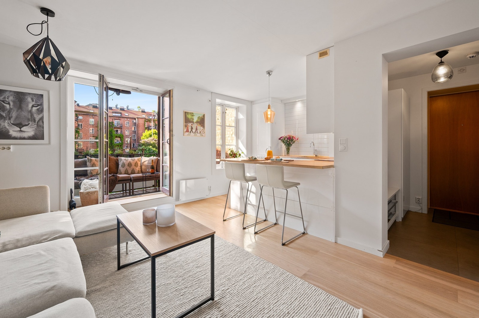 Innbydende stue med plass til sofagruppe. Store vindusflater slipper inn rikelig med naturlig lys og bidrar til en luftig og behagelig romfølelse Galleribilde