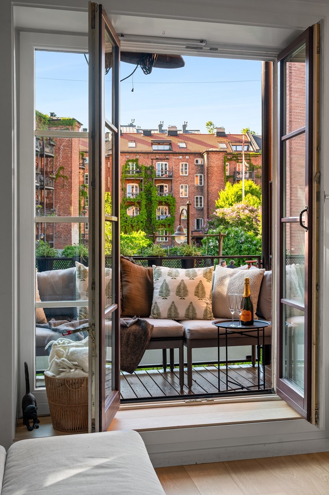 Fra stuen er det direkte utgang til en vestvendt balkong på ca. 2,4 m², oppført i solide stålkonstruksjoner Galleribilde