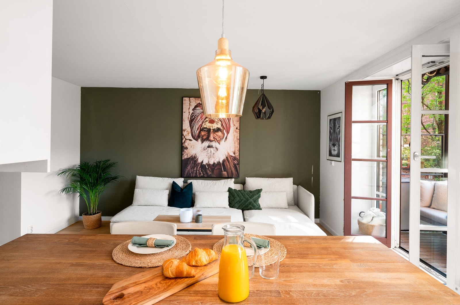 Sosial kjøkkenhalvøy mot stuen Galleribilde