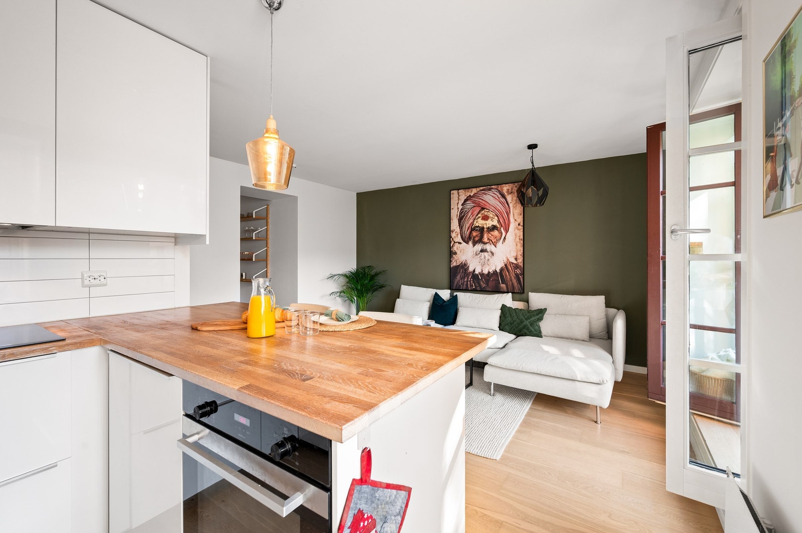 Moderne kjøkken med åpen løsning mot stuen, som gir en sosial og luftig atmosfære Galleribilde