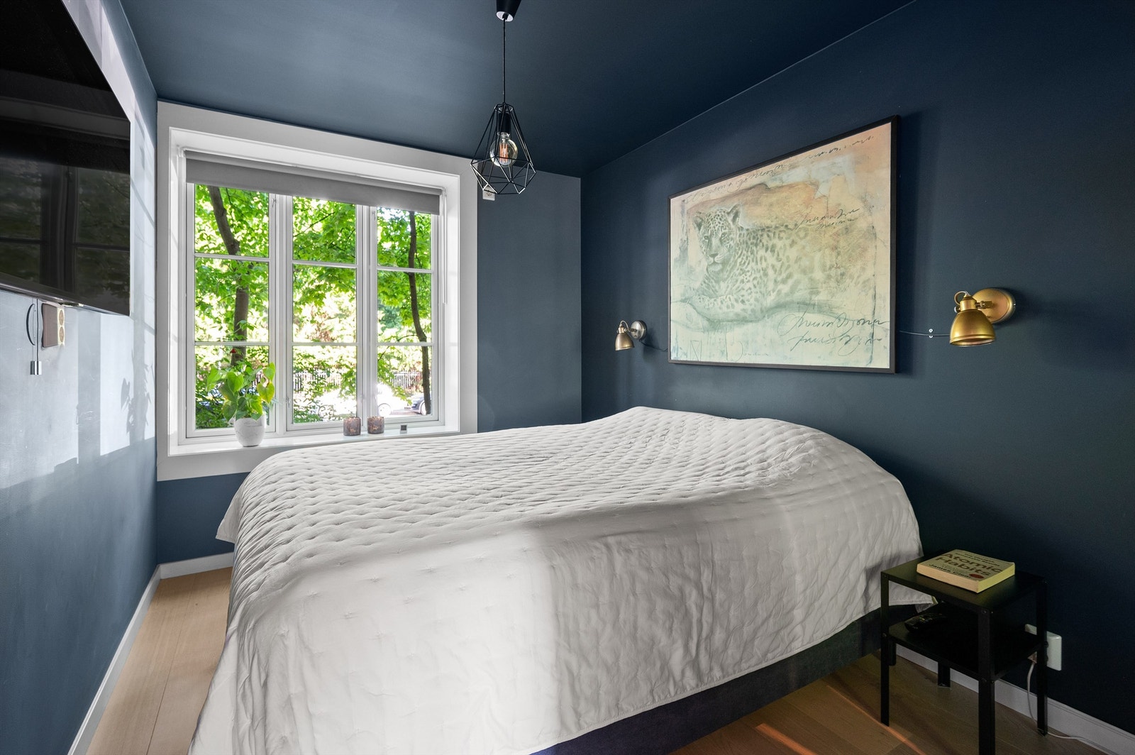 Romslig hovedsoverom med god plass til dobbeltseng og tilhørende nattbord og garderobeskap Galleribilde