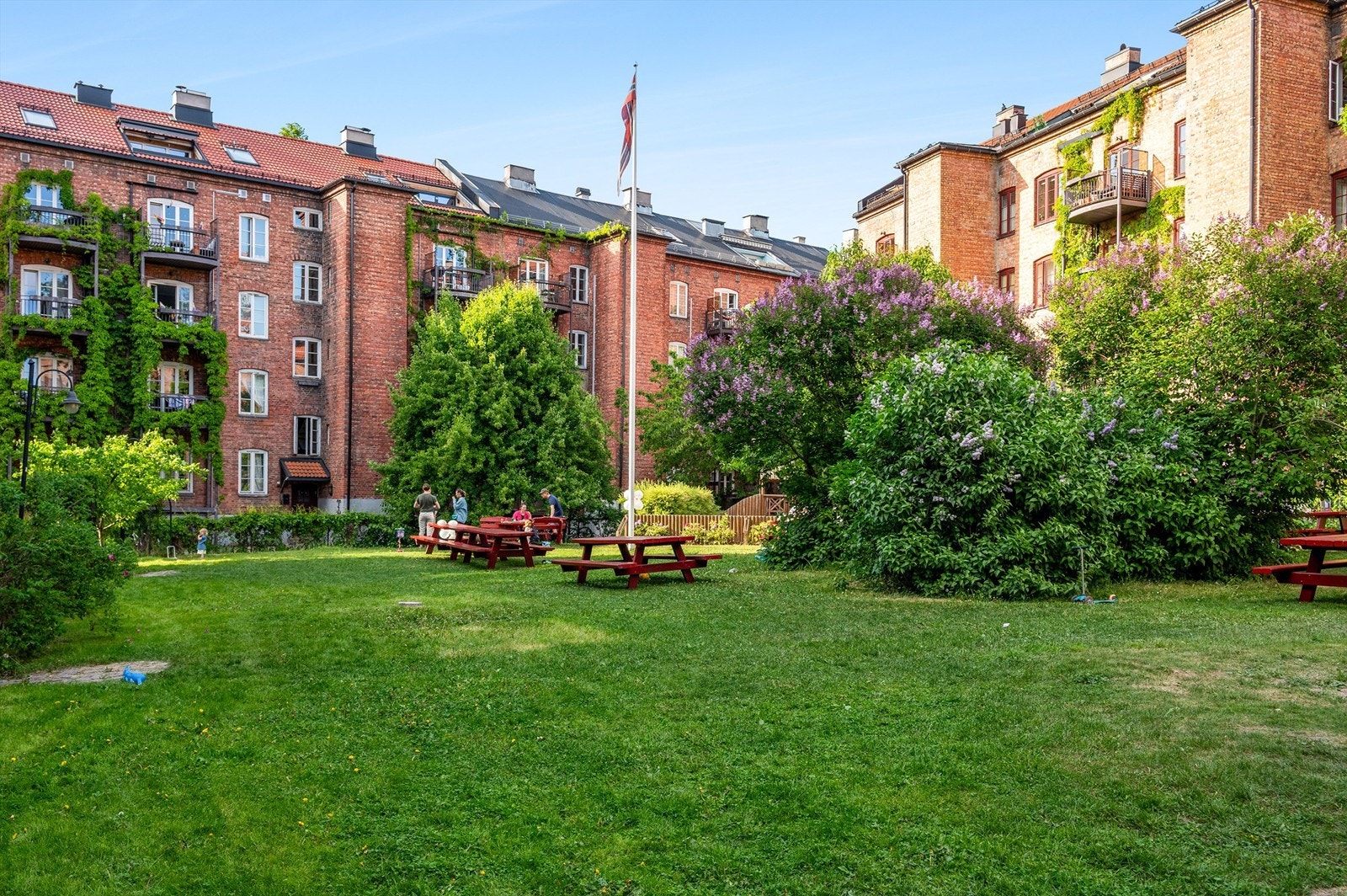 Trivelig og pent opparbeidet bakgård med gode fellesarealer Galleribilde