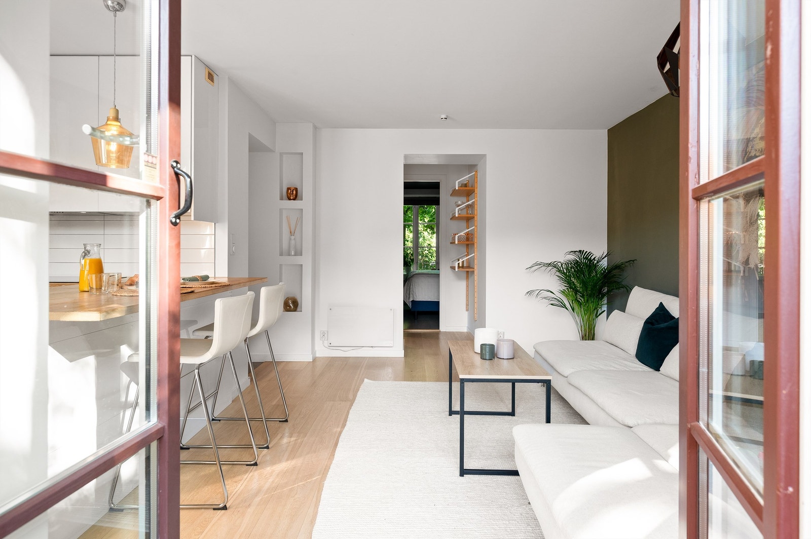 På varme sommerdager er balkongen en perfekt forlengelse av stuen Galleribilde