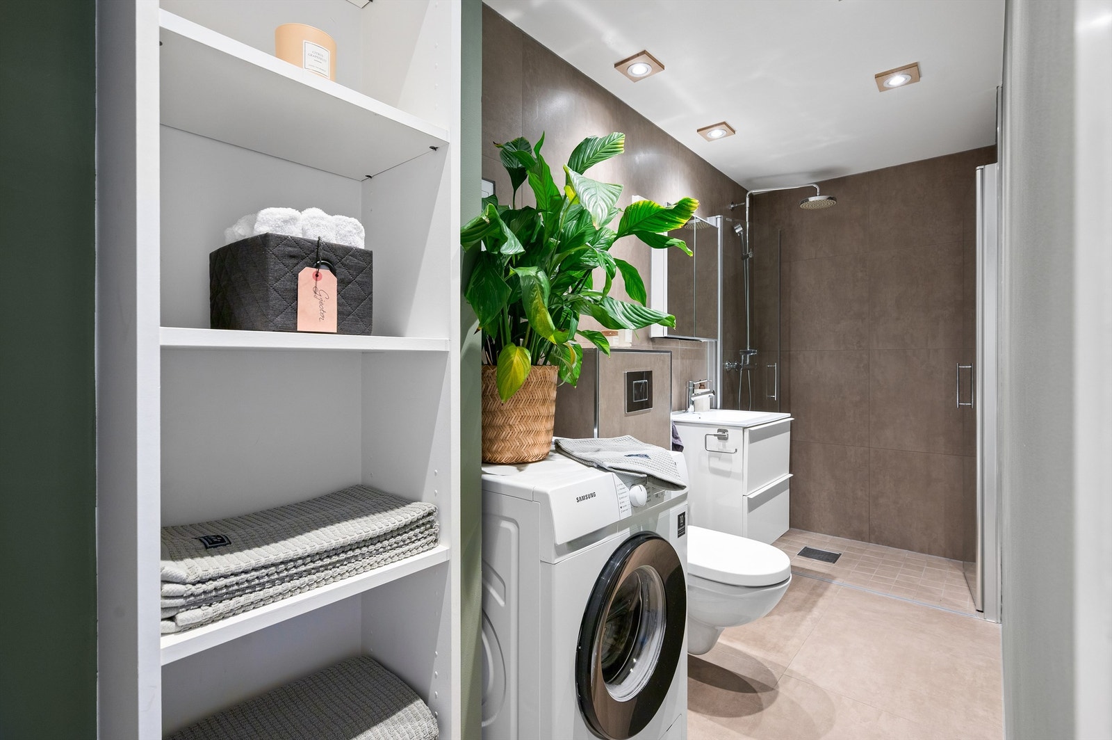 Delikat og funksjonelt bad med moderne standard Galleribilde