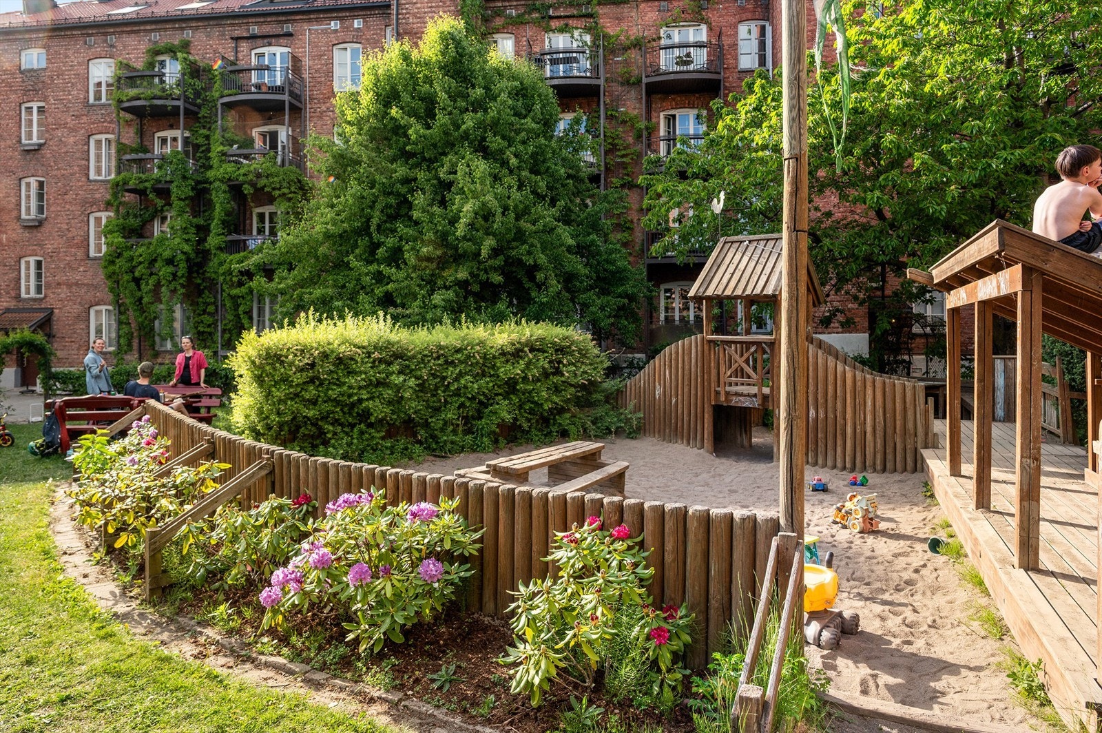 Her kan barna boltre seg i et trygt og barnevennlig miljø, skjermet fra trafikk og støy Galleribilde