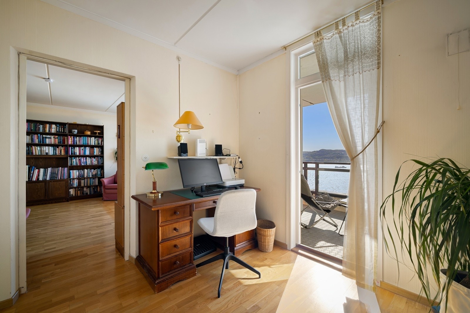 Dette rommet har også utgang til altanen. Rommet kan enten være soverom, kontor eller evt. en spisestue. Galleribilde