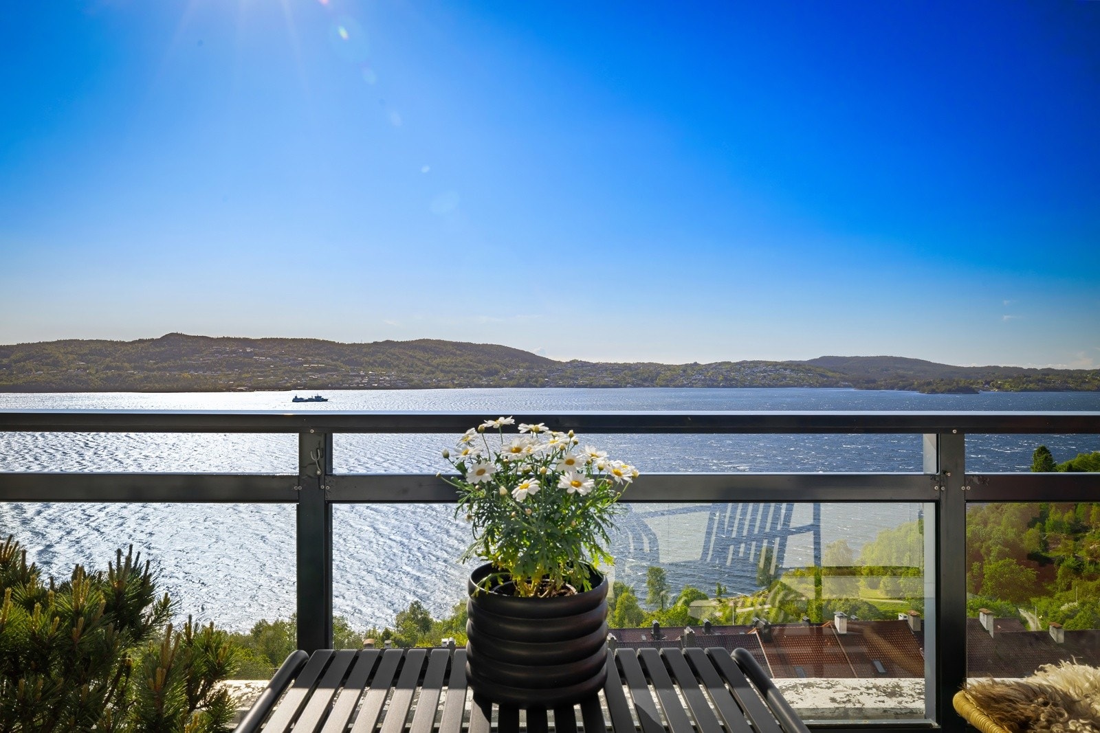 Velkommen til Lønborg Borettslag som er kjent for sin fantastiske beliggenhet i Helleveien. Utsikten her fra 8.etasje må oppleves. Galleribilde