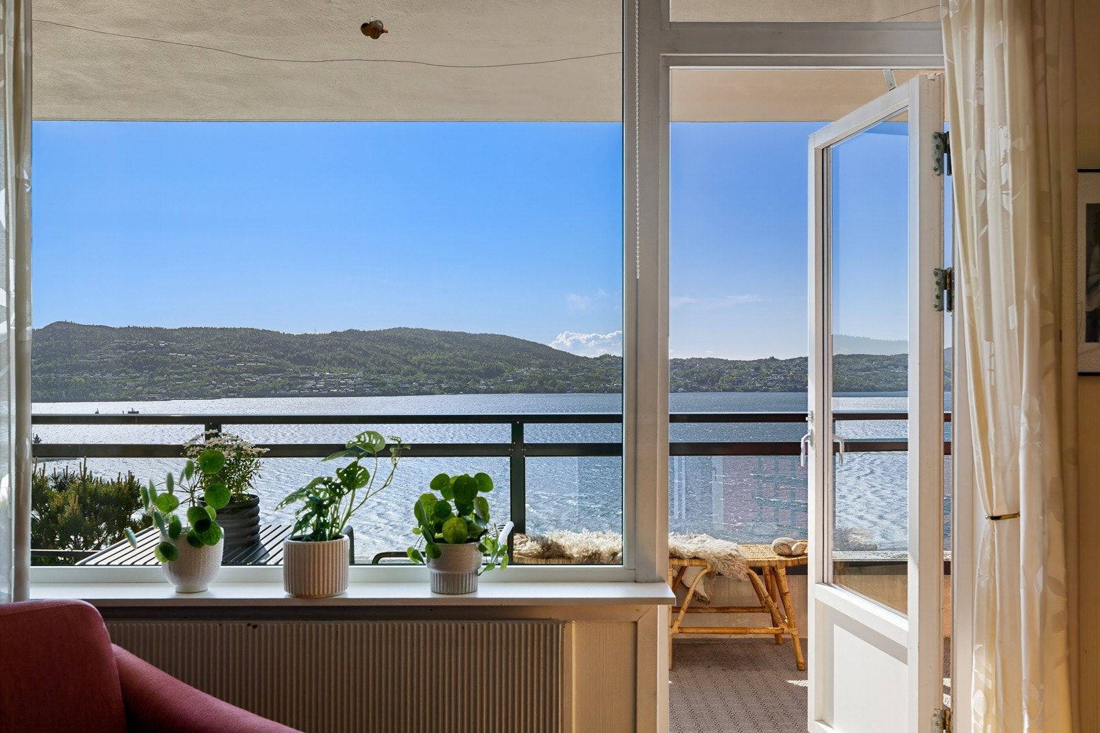 Fra stuen er adkomst til den brukvennlige altanen. Legg merke til utsikten fra leiligheten. Galleribilde