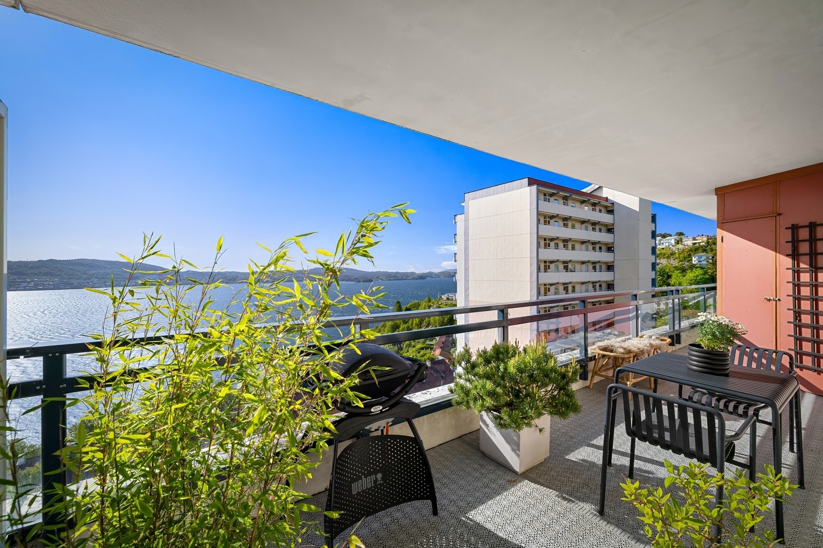 Her ute er det god plass til møblement, grill, beplantning m.m. I tillegg er det en uisolert bod på 1,8 m² med tilkomst fra altanen. Galleribilde