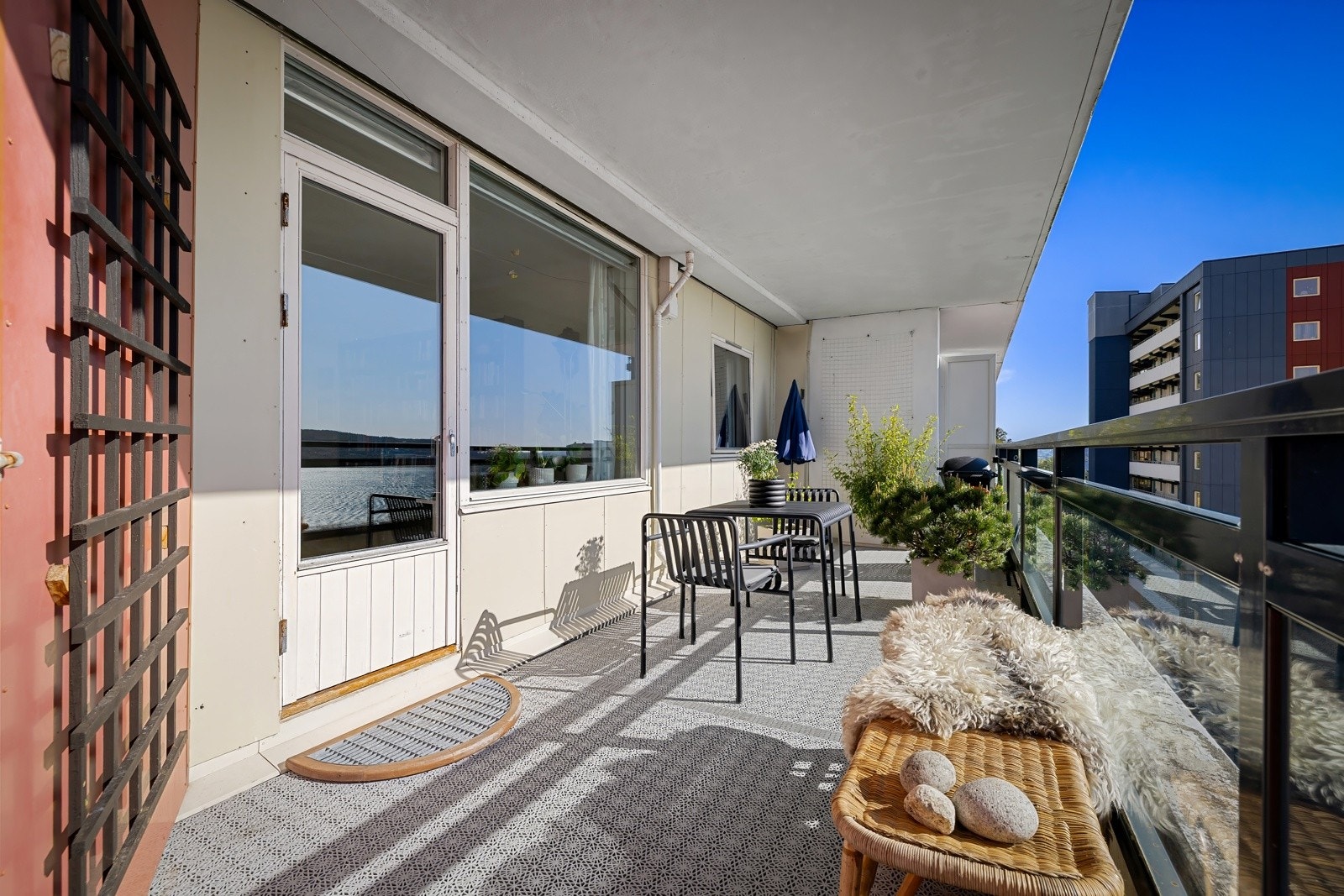 Takoverbygget gjør altanen ekstra brukervennlig Galleribilde