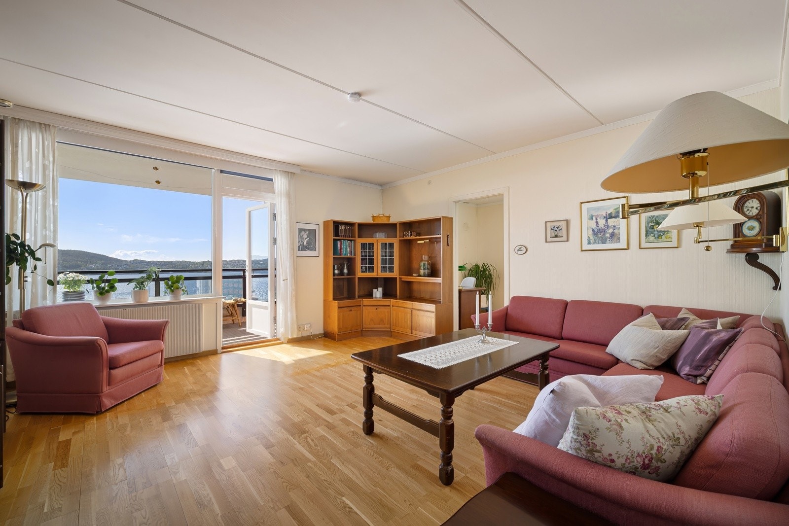 Stuen oppleves som romslig og med plass til flere soner. Galleribilde