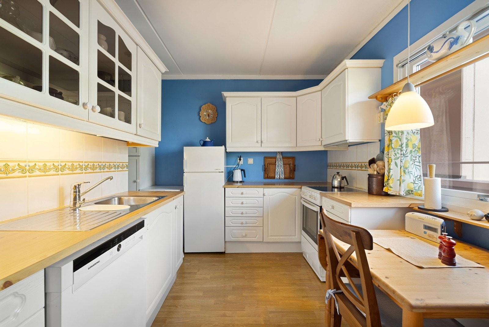 Det er fult mulig å bo leiligheten som den fremstår i dag. Men leiligheten ble modernisert sist i 1998 og generell oppgradering må derfor påregnes dersom en skal ha dagens standard på overflater, innredning og utstyr. Galleribilde