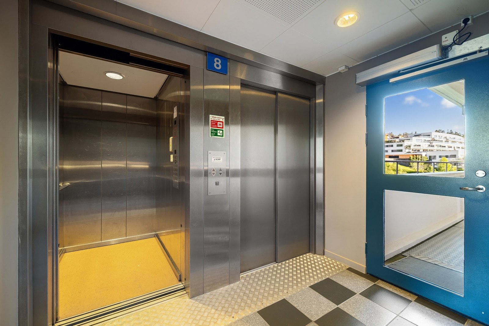 Det er enkel adkomst til leiligheten i 8.etasje via heisen. Galleribilde
