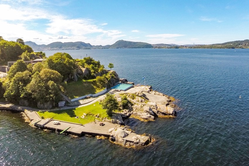 Kort vei til Helleneset badeplass med stupebrett, svaberg og basseng. Et veldig populært sted om sommeren. Galleribilde