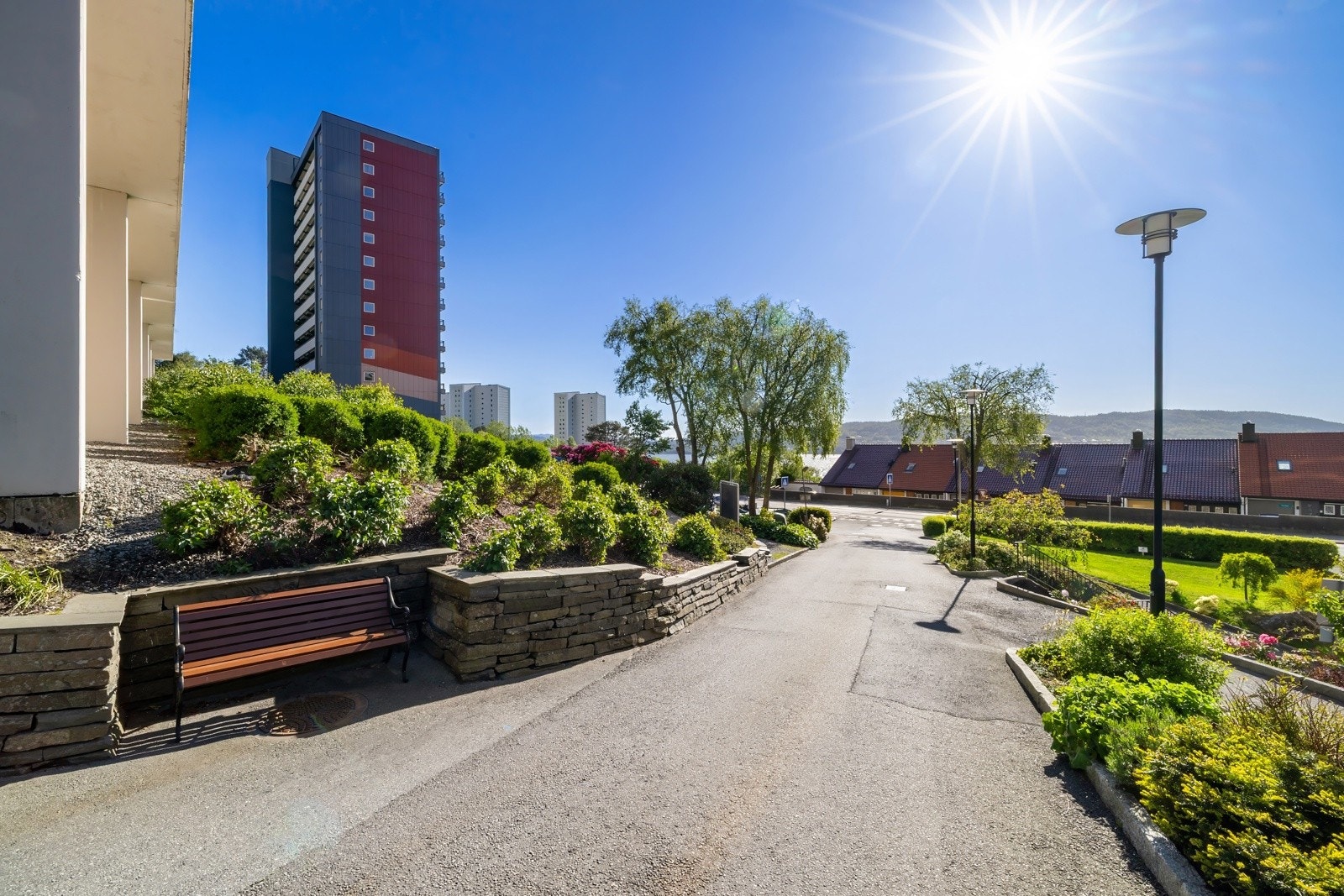 Tomtearealet er felles for borettslaget. Tomten er foruten eiendommens bygningsmasse opparbeidet med diverse interne veier, grøntarealer og diverse prydbusker/beplantning. Galleribilde