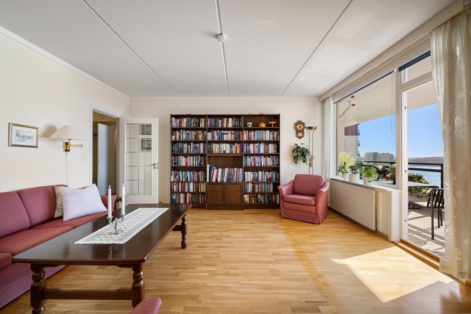 Takhøyden i stuen er ca 2,56 meter. Galleribilde