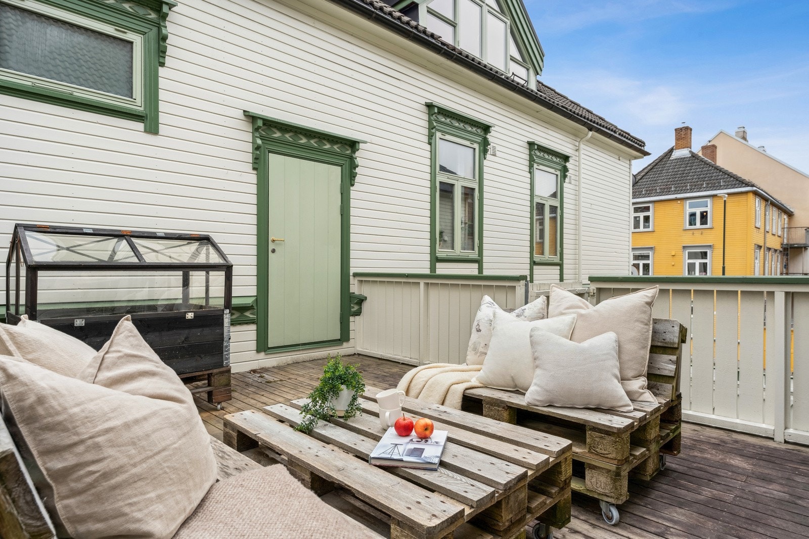 Sameiet har en privat bakgård med felles terrasse og sykkelparkering. Leiligheten disponerer bodplass i kjeller med god lagringsplass. Galleribilde